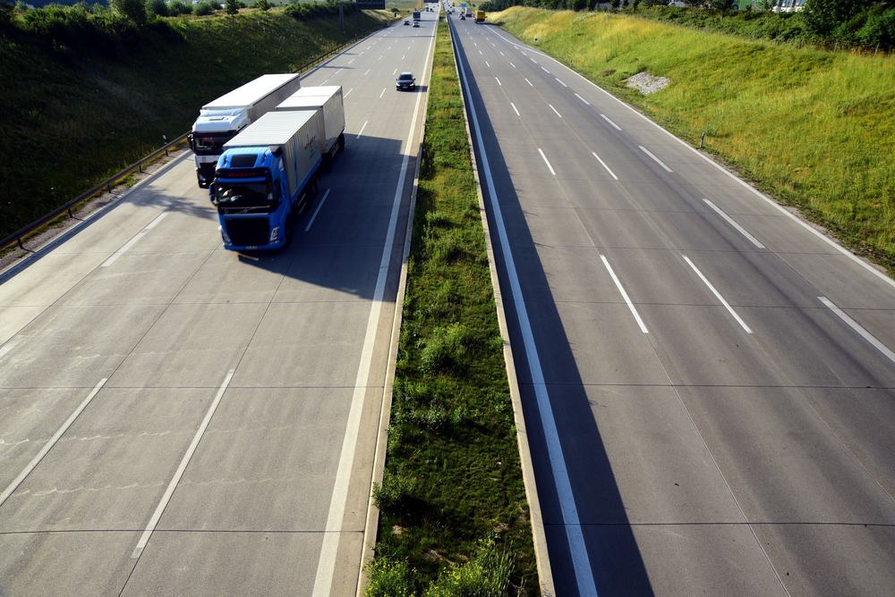 Camion de livraison sur l’autoroute