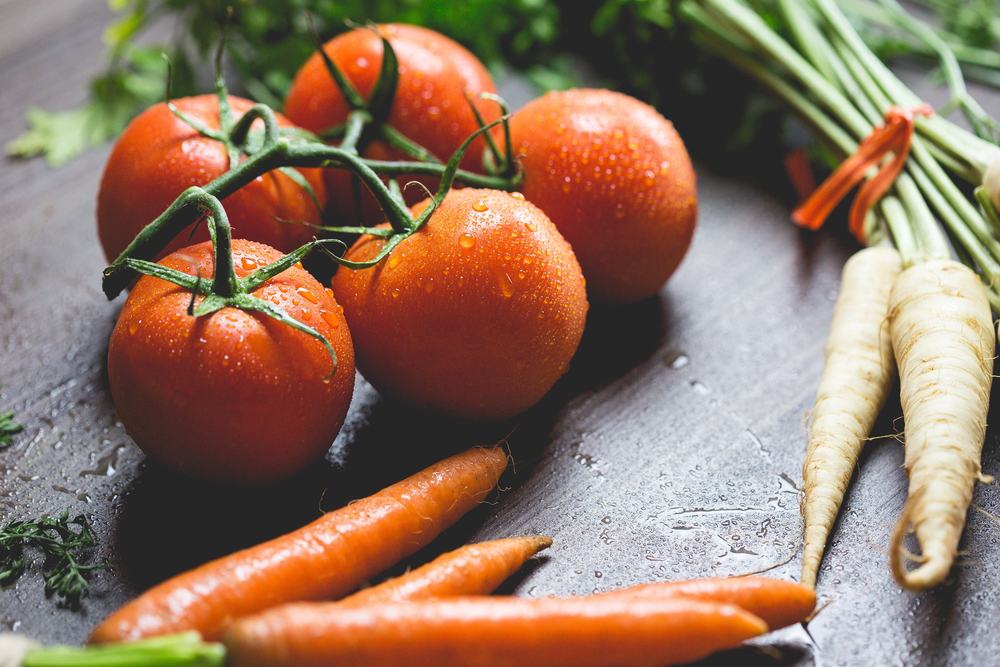 Tomates et carottes fraîchement récoltées
